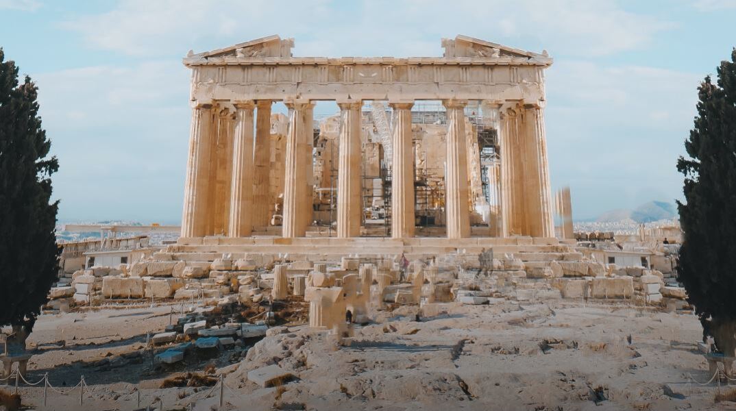 Ακρόπολη: Σύλληψη τουρίστριας από τη Ρουμανία που έκλεψε δύο μάρμαρα