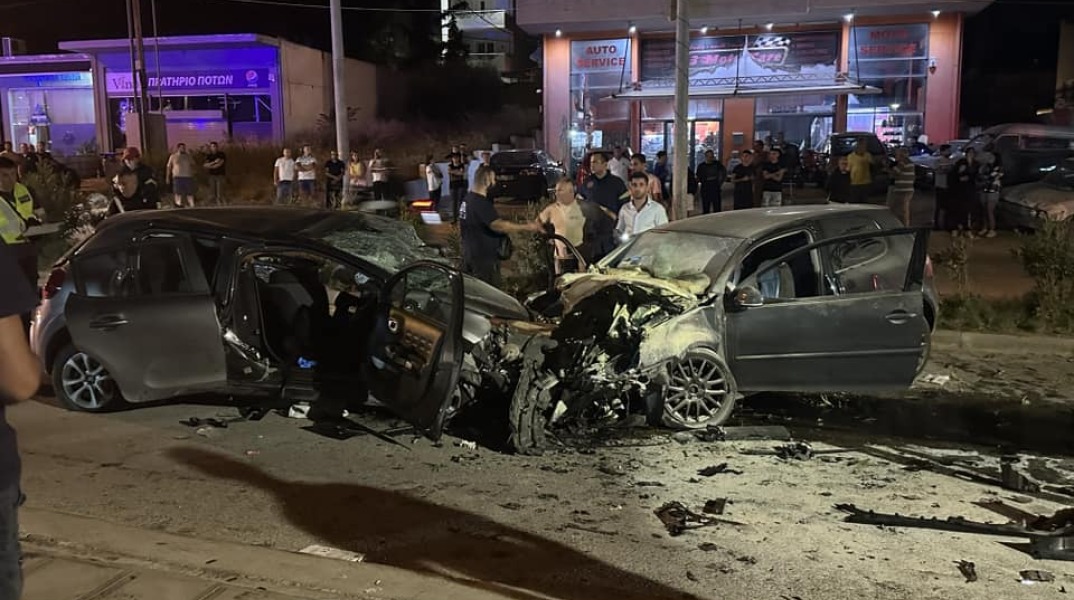 Κατεστραμμένα οχήματα μετά από μετωπική σύγκρουση οχημάτων στο Πόρτο Ράφτη