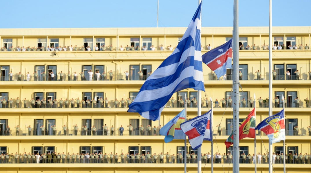 Δυστύχημα στη Λιβύη: Απόδοση τιμών στους θανόντες της ελληνικής αποστολής ανθρωπιστικής βοήθειας - Έπαρση της σημαίας στο στρατόπεδο «Παπάγου».