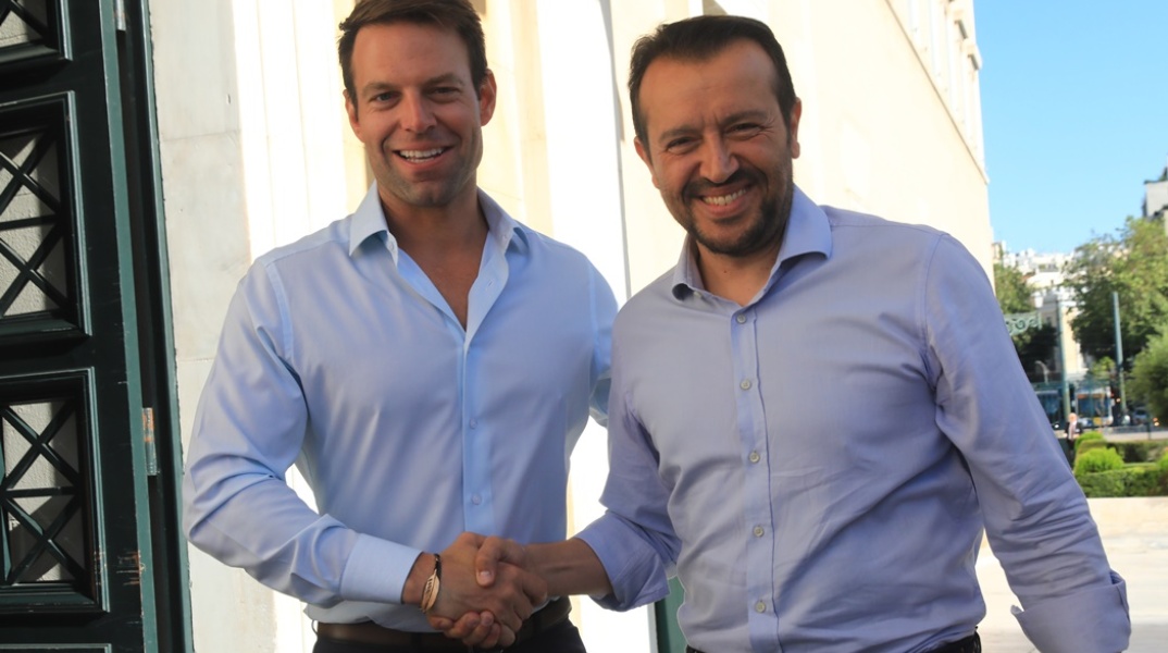 Ο Νίκος Παππάς και ο Στέφανος Κασσελάκης ενώνουν τα χέρια στο περιστύλιο της Βουλής