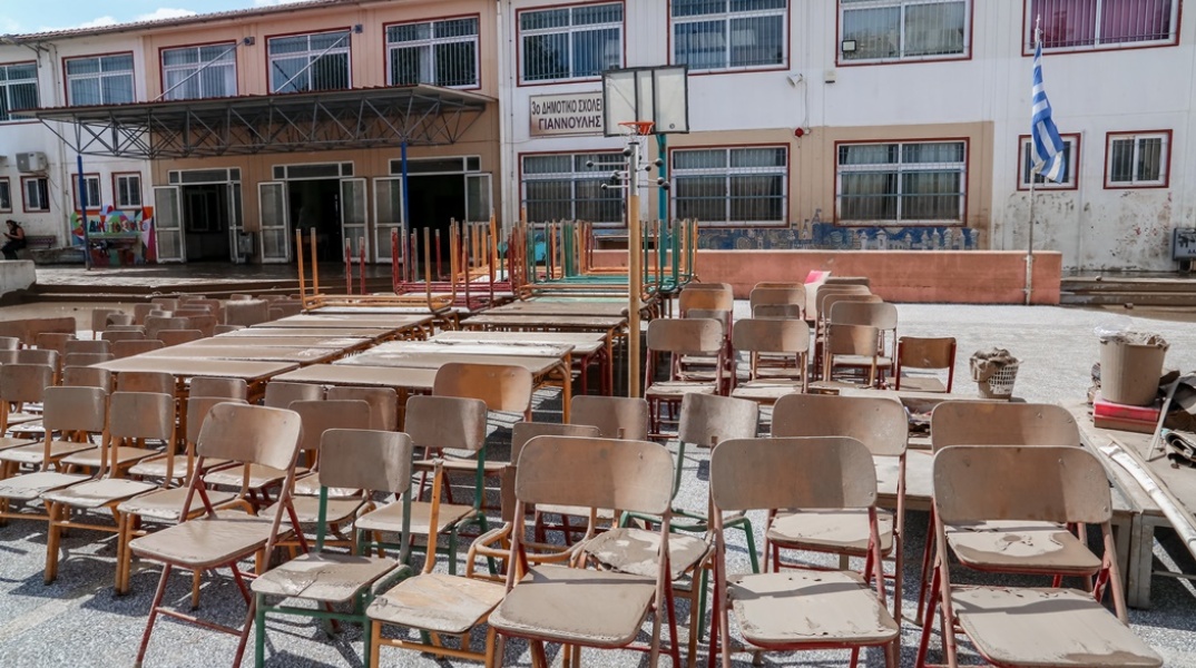 Θρανία και καρέκλες στο προαύλιο σχολείου της Θεσσαλίας μετά την πλημμύρα που προκάλεσε καταστροφές στην περιοχή