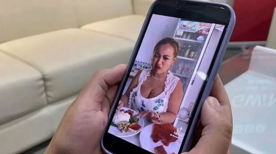 Δύο χρόνια φυλάκιση σε TikToker από την Ινδονησία επειδή είπε ισλαμική προσευχή πριν φάει χοιρινό