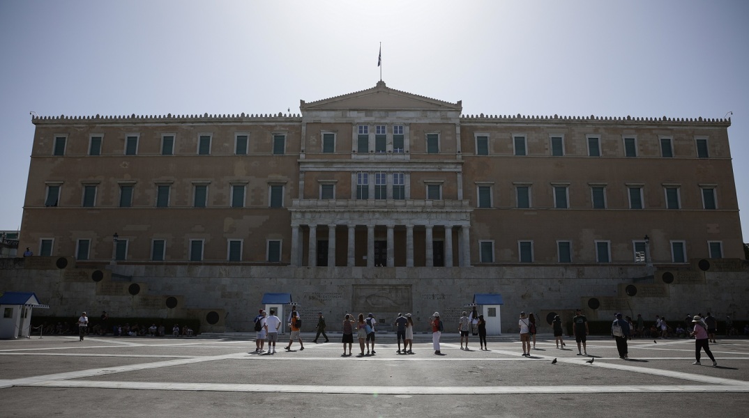 Ο καιρός σήμερα: Αίθριος με νεφώσεις και τοπικές βροχές την Κυριακή 24 Σεπτεμβρίου - Σταθερά υψηλή η θερμοκρασία - Η πρόγνωση του meteo και της EMY.