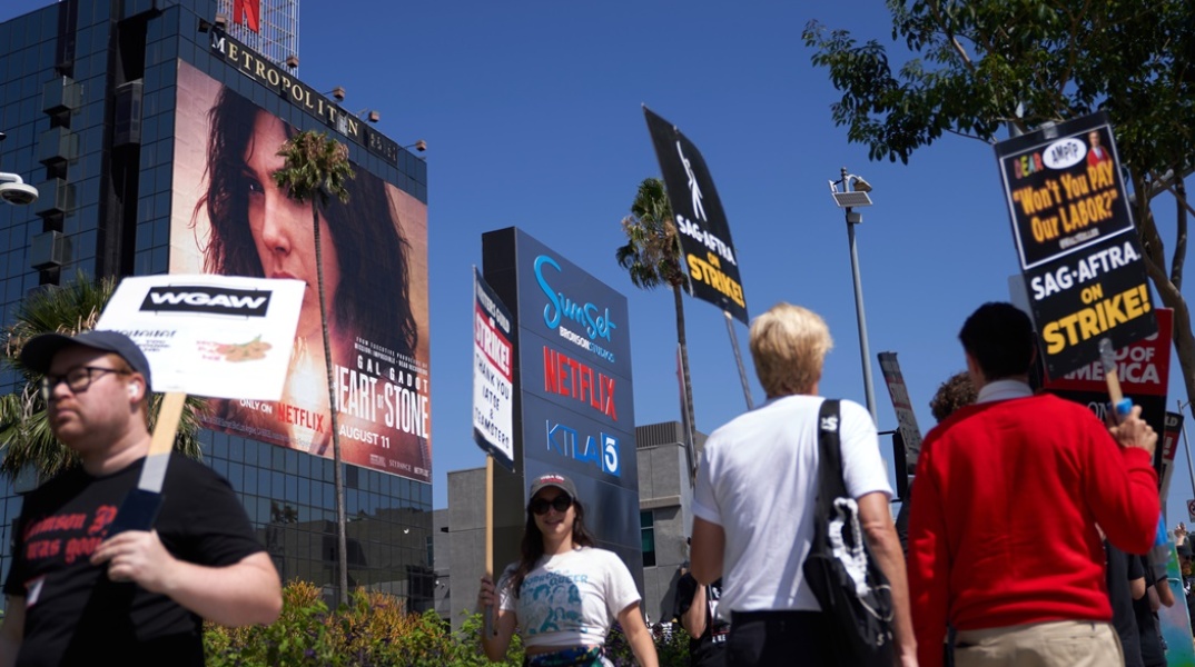 Σεναριογράφοι με πλακάτ έξω από χώρο θεάματος διαμαρτύρονται στο πλαίσιο της απεργίας στο Χόλιγουντ