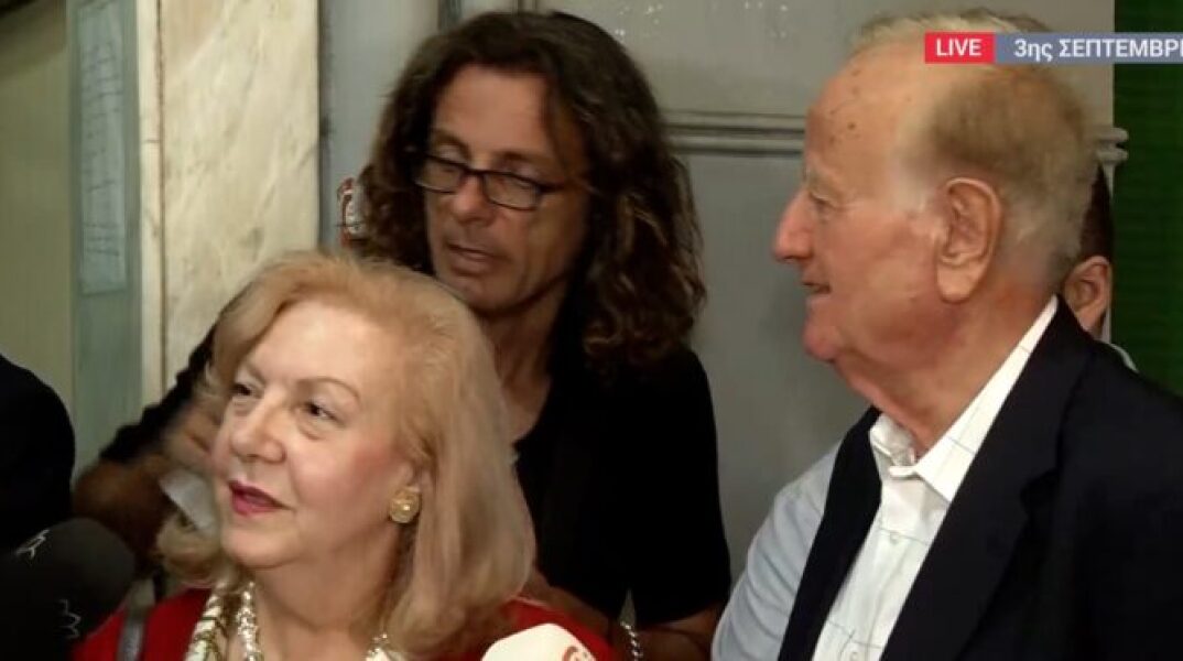 Η μητέρα του Στέφανου Κασσελάκη πραγματοποιεί δηλώσεις στις κάμερες
