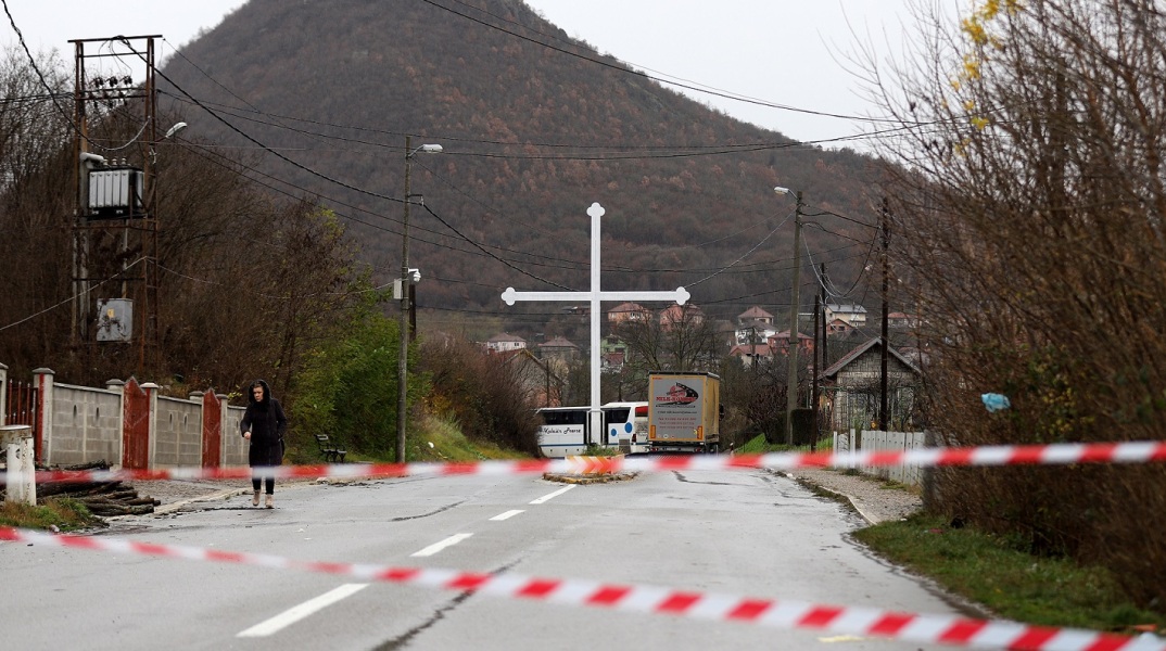 Σερβία - Κόσοβο: Η αστυνομία του Κοσόβου έχει περικυκλώσει 30 ενόπλους σε μοναστήρι, δηλώνει ο πρωθυπουργός Αλμπίν Κούρτι - Ένταση μετά τον θάνατο αστυνομικού.