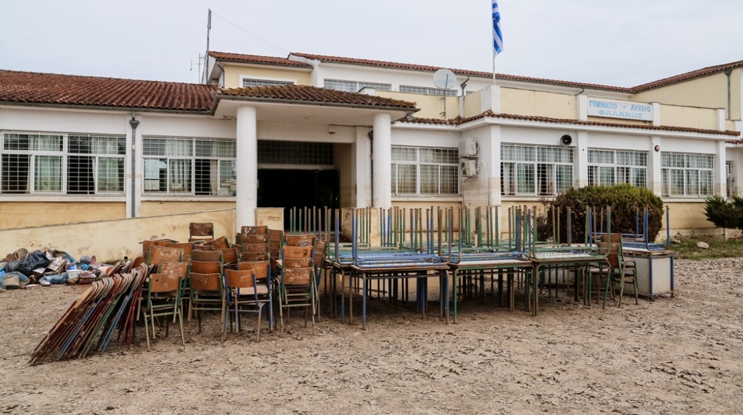 Πράγματα σχολείου στη Θεσσαλία μαζεμένα στο προαύλιο μετά το πέρασμα της κακοκαιρίας Daniel