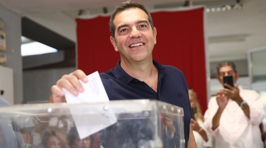 Ο Αλέξης Τσίπρας κρατά το ψηφοδέλτιο και την επιλογή του για το πρόσωπο που επιθυμεί να δει πρόεδρο του ΣΥΡΙΖΑ
