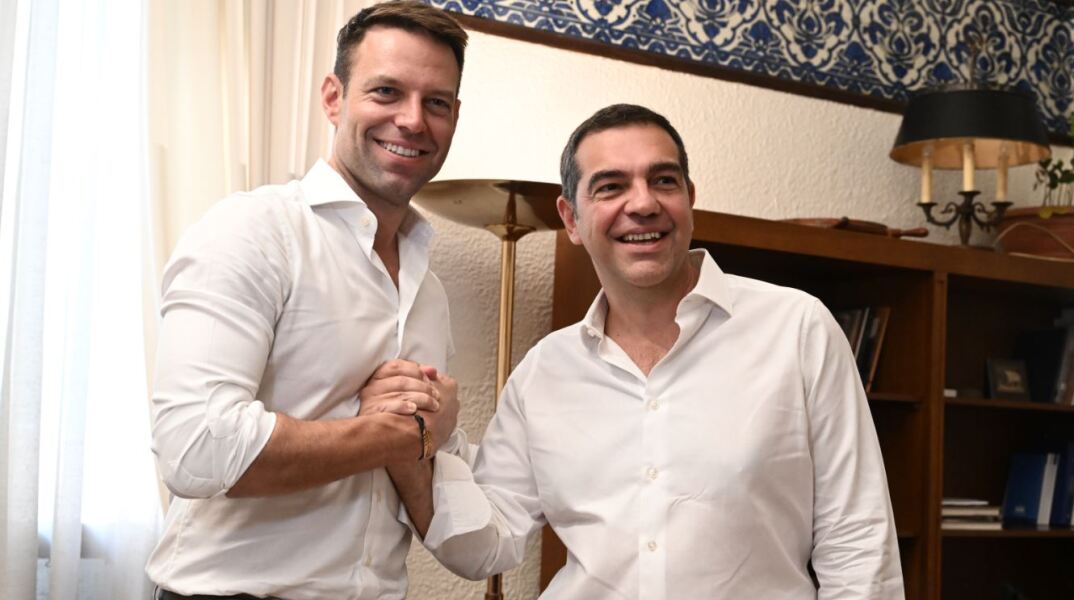 Ο νέος αρχηγός του ΣΥΡΙΖΑ, Στέφανος Κασσελάκης, στην συνάντησή του με τον Αλέξη Τσίπρα