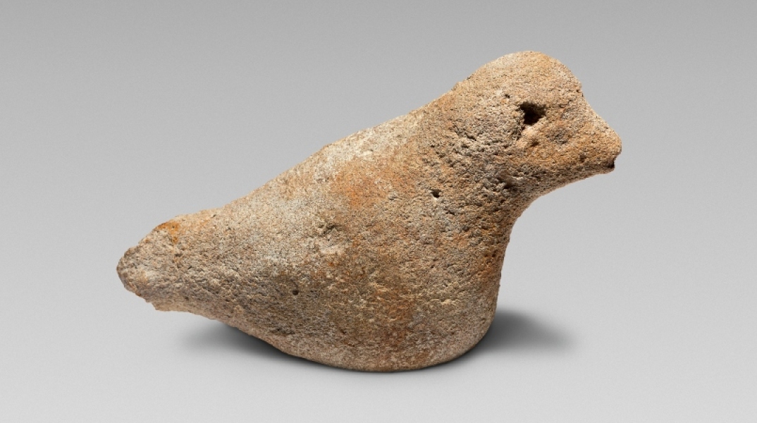 Μορφή σε λίθο που εικονίζει πτηνό στην έκθεση "Οι απαρχές της γλυπτικής" στο Μουσείο Μπενάκη