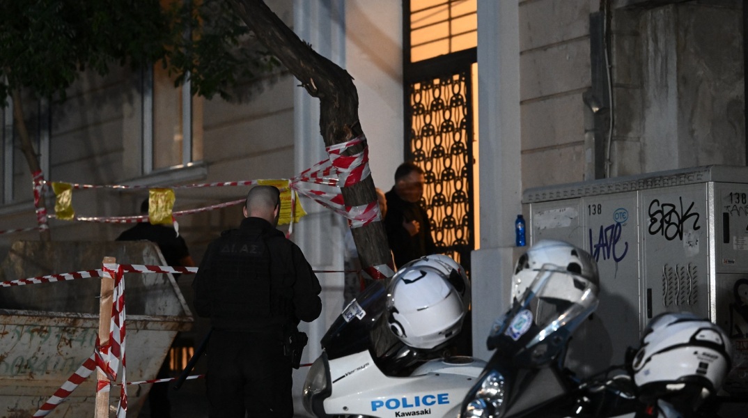 Οπλοστάσιο στο Κολωνάκι: Πιθανότατα ανήκει σε ιδιώτη - Οι αστυνομικές ενδείξεις οδηγούν στο συμπέρασμα ότι δεν εμπλέκεται τρομοκρατική οργάνωση. 