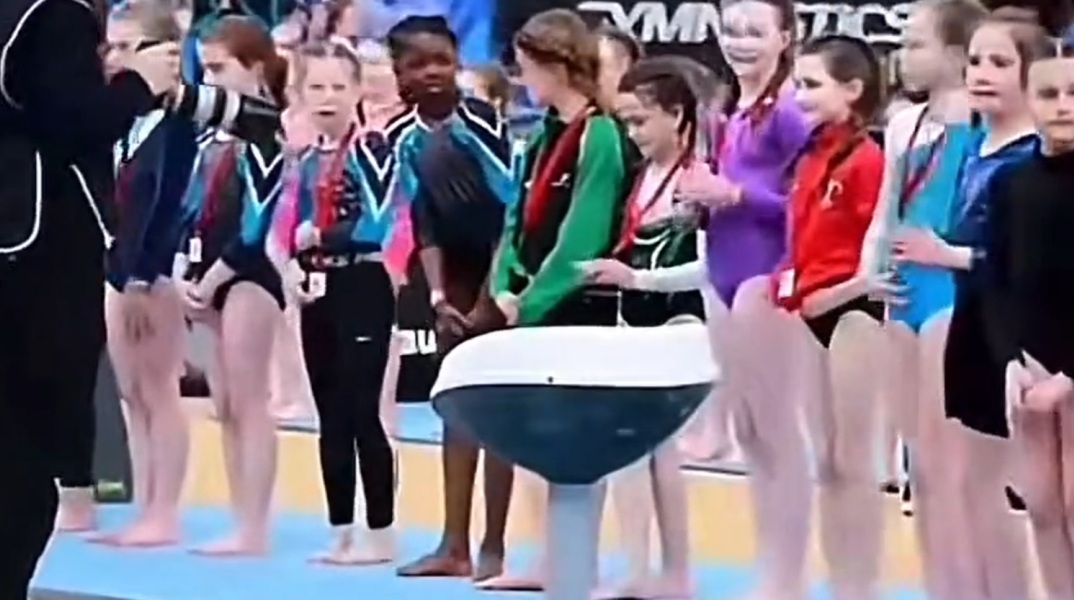 Ιρλανδία: Δεν έδωσαν μετάλλιο σε μαύρη αθλήτρια της ενόργανης - Η υπεύθυνη προσπέρασε το κοριτσάκι - Αντιδράσεις και δημόσιες τοποθετήσεις επωνύμων. 