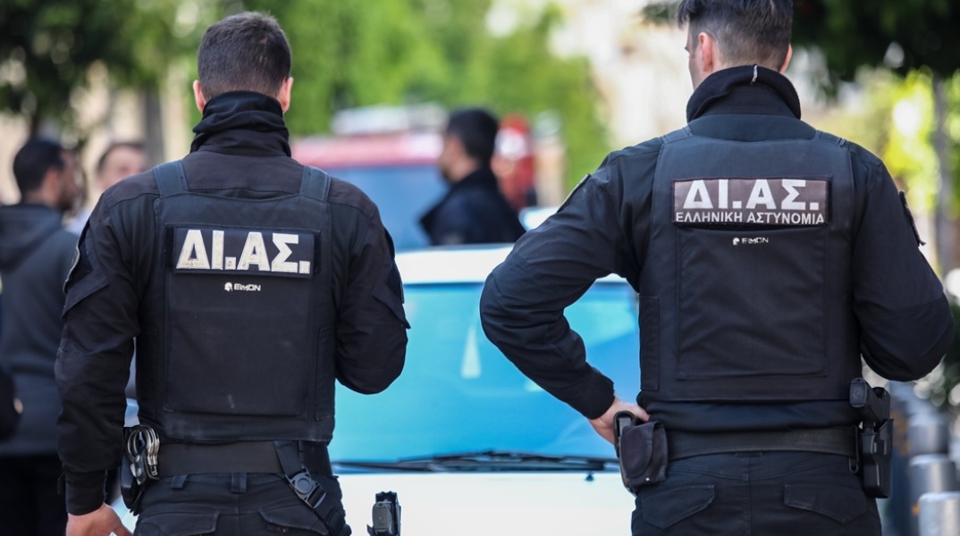 Αστυνομικοί της ομάδας ΔΙΑΣ σε σημείο επίθεσης με γκαζάκια