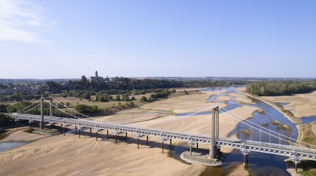Ποταμός στη Γαλλία έχει ξεμείνει από νερό - Από πάνω μία γέφυρα