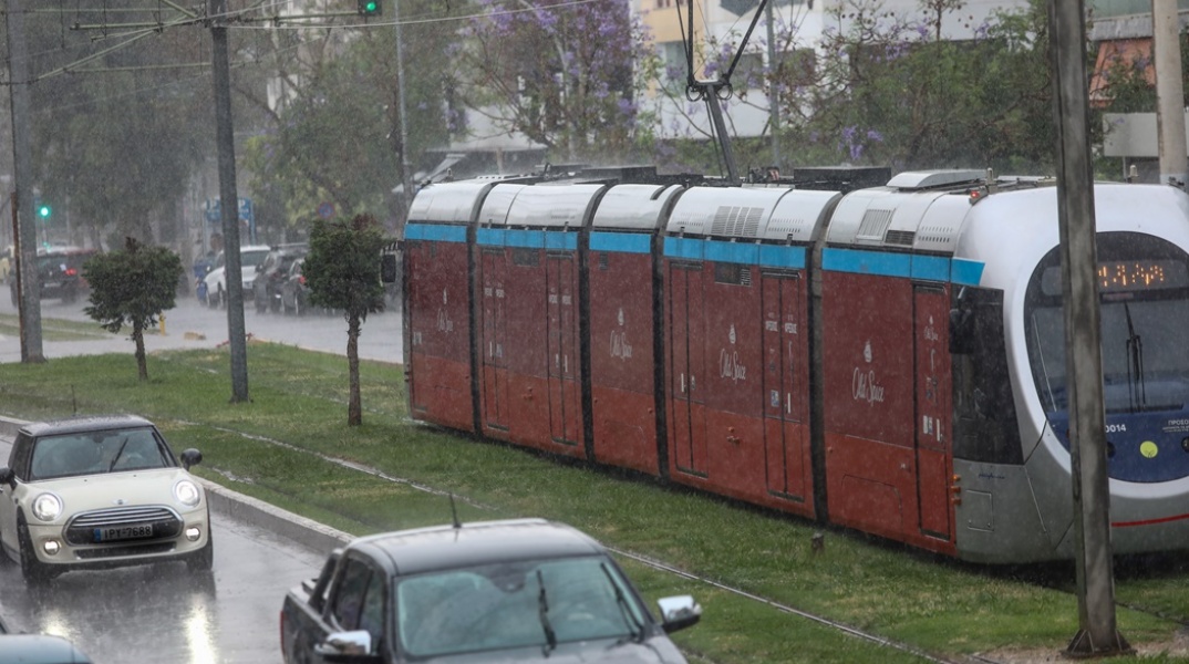 Τραμ κυκλοφορεί εν μέσω καταιγίδας