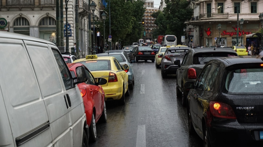 Αυτοκίνητα κολλημένα στην κίνηση ενώ βρέχει στην Αθήνα
