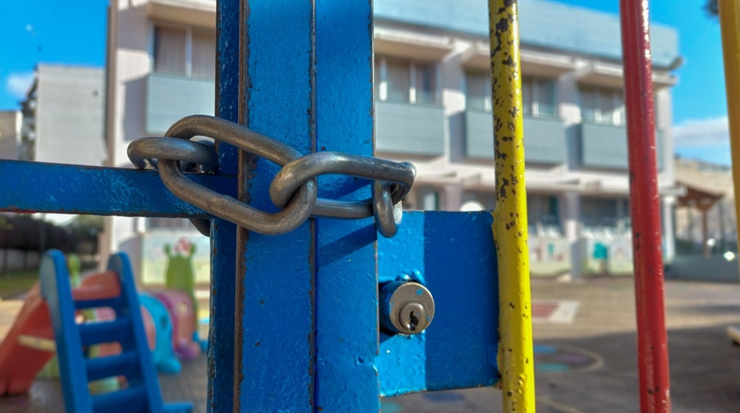 Λουκέτο στην είσοδο σχολείου