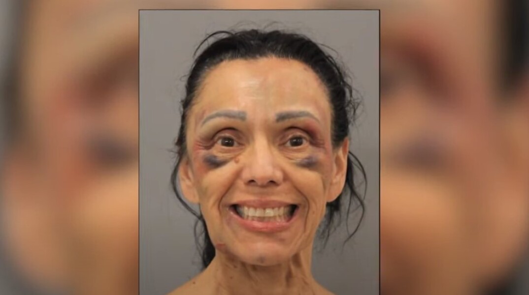 Η 62χρονη γυναίκα από την Αριζόνα χαμογελά στη φωτογραφία της σύλληψής της