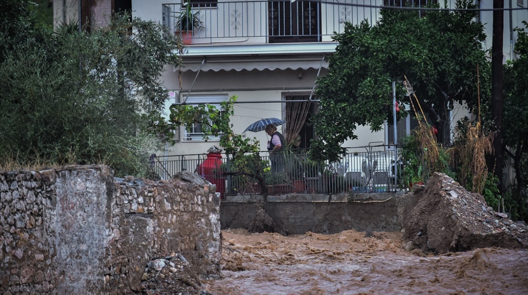 Δρόμος - ποτάμι με φερτά υλικά μπροστά από σπίτι στη Μαγνησία 