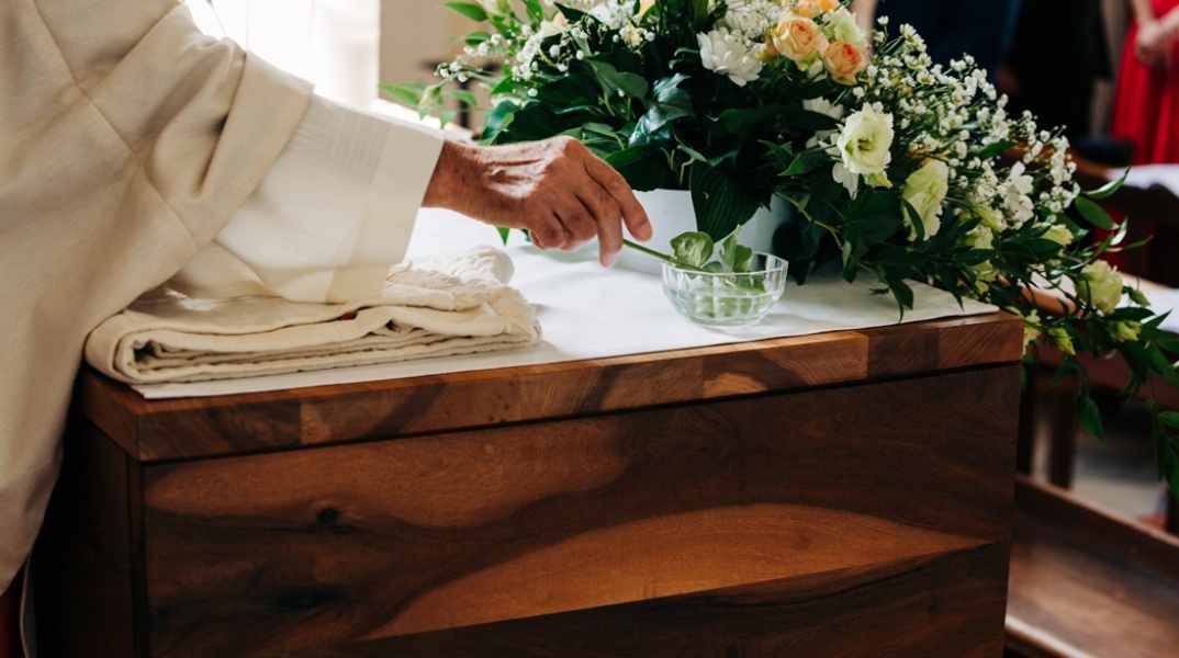 Ιερέας σε ιερό κρατά φύλλο