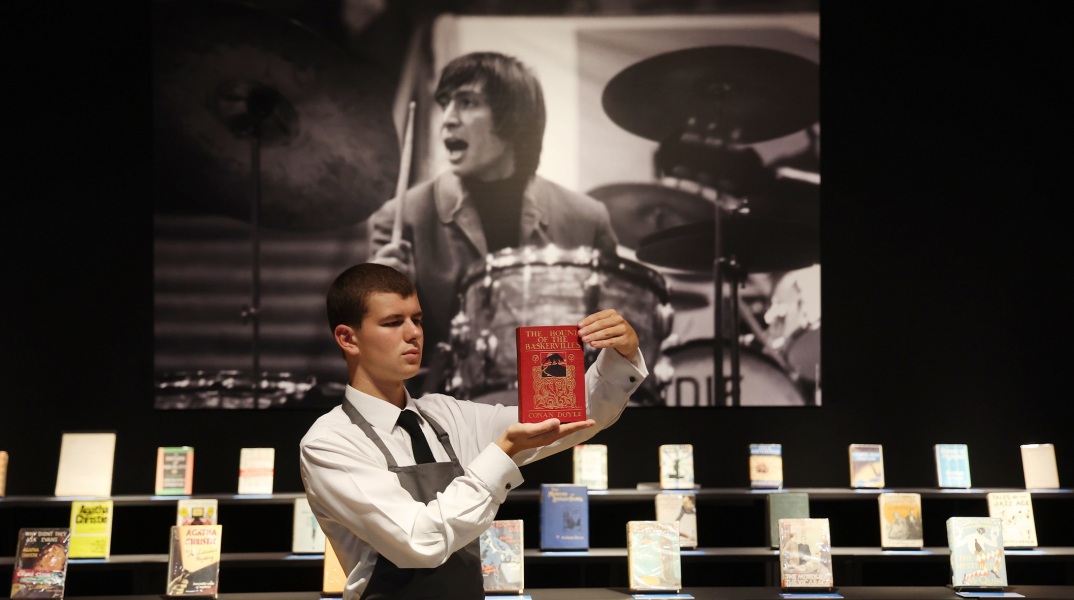 Δύο παγκόσμια ρεκόρ καταρρίφθηκαν σε δημοπρασία της συλλογής βιβλίων του Τσάρλι Γουάτς - Ο ντράμερ των Rolling Stones κατείχε σπάνιες πρώτες εκδόσεις. 
