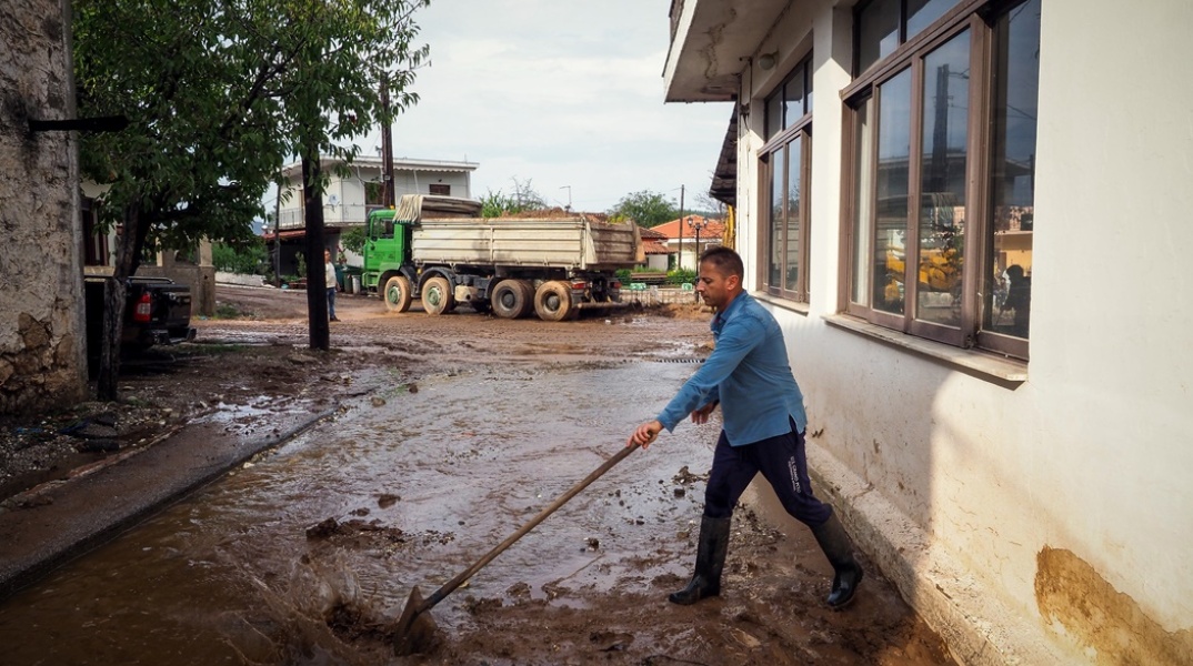 Πολίτες με φτυάρια στην Εύβοια προσπαθούν να απομακρύνουν τη λάσπη από δρόμους, σπίτια και καταστήματα