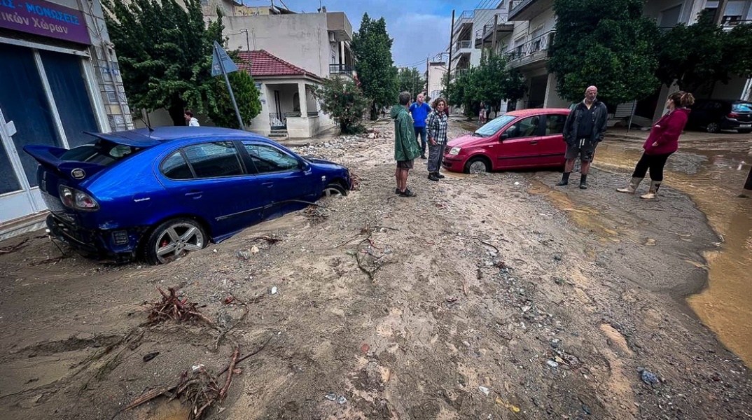 Αυτοκίνητα βυθισμένα στα λασπόνερα και τα φερτά υλικά από την κακοκαιρία Elias
