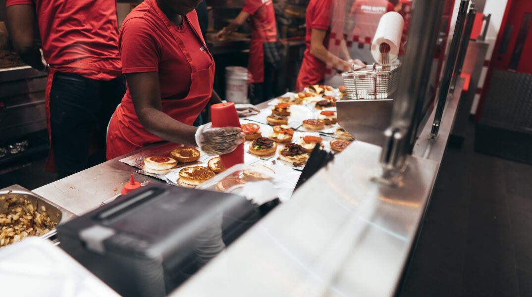 Εργαζόμενοι σε μαγαζί fast food