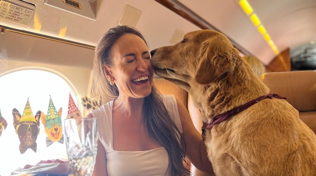 K9 Jets: Ιδιωτική εταιρία προσφέρει πολυτελή δρομολόγια σε πλούσιους ιδιοκτήτες σκύλων - Οι πελάτες πίνουν σαμπάνια ταξιδεύοντας με κατοικίδια στην αγκαλιά τους