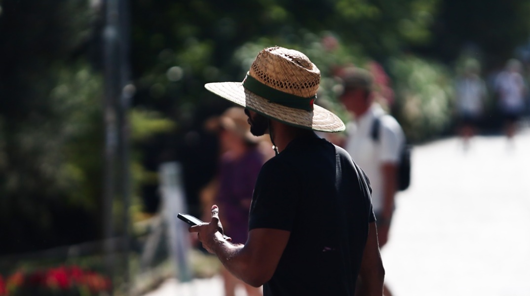 Άνδρας με καπέλο περπατά στο κέντρο της Αθήνας