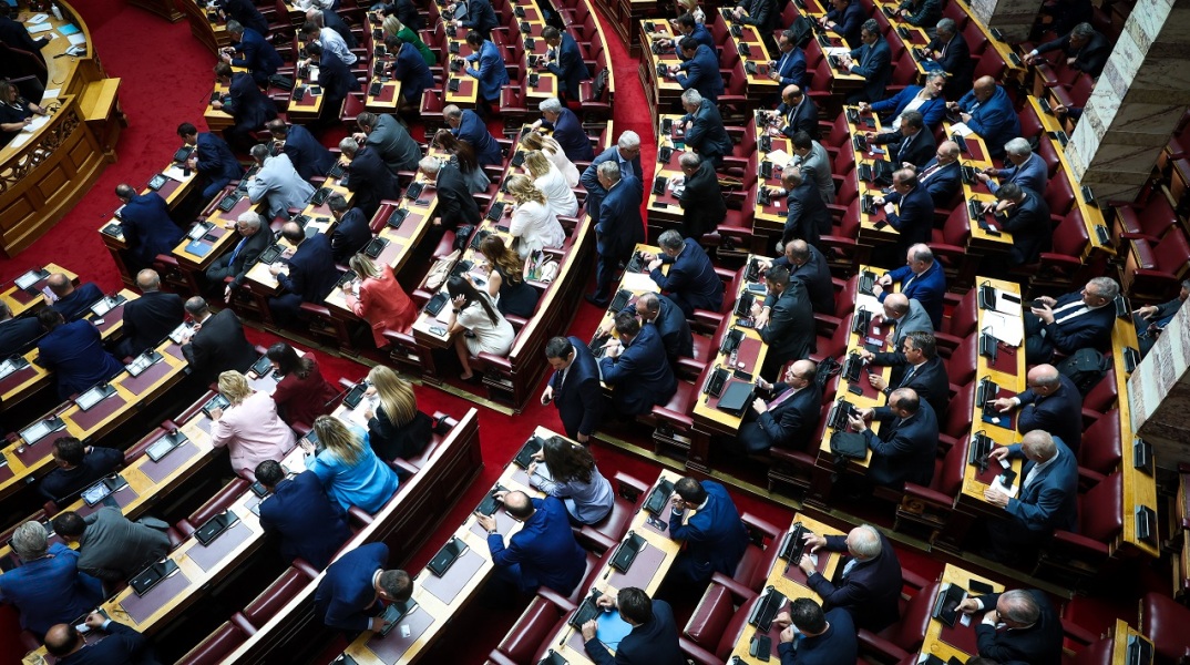 Στη βουλή το προσχέδιο του προϋπολογισμού 2024 - Προβλέπονται παρεμβάσεις 2,5 δισ. ευρώ για 3 εκατ. νοικοκυριά - Στο 2,1% του ΑΕΠ το πρωτογενές πλεόνασμα.