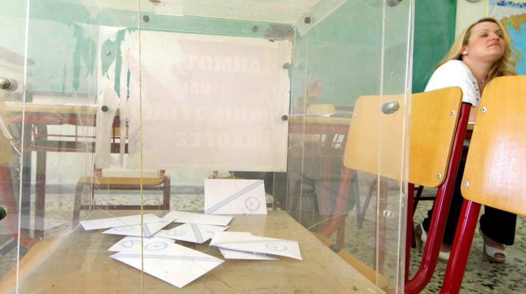 Κάλπη πάνω σε καρέκλες σχολικής αίθουσας