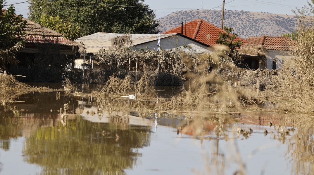 Πλημμυρισμένη περιοχή στη Θεσσαλία και σπίτια σχεδόν κάτω από το νερό