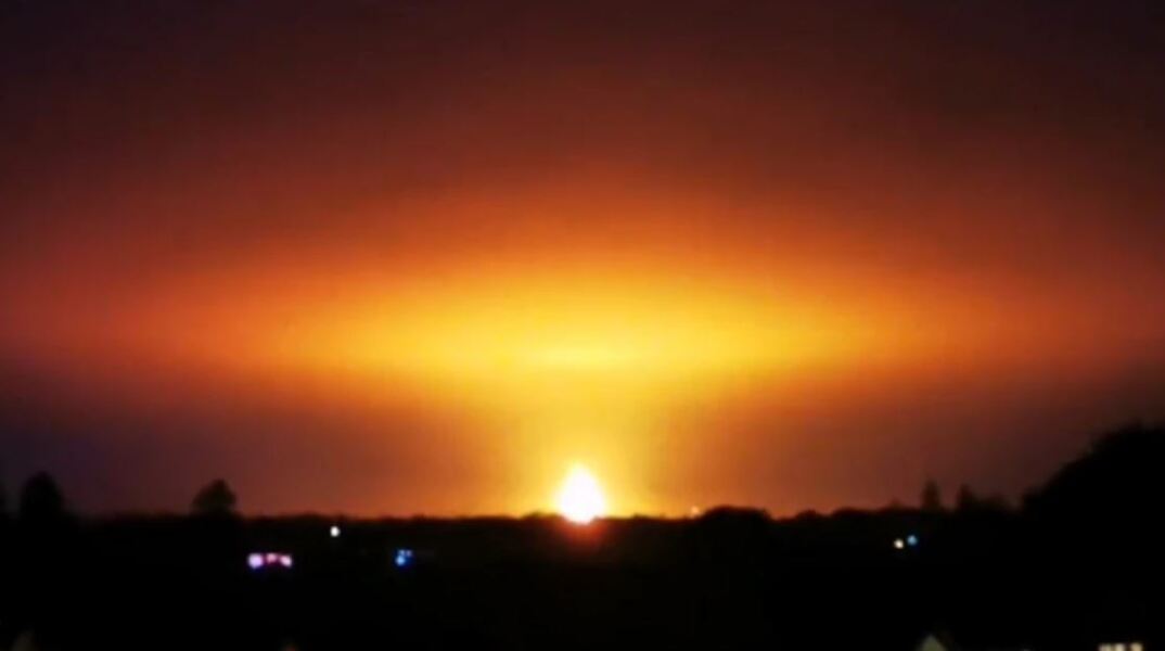 Viral το βίντεο από την στιγμή που κεραυνός προκαλεί έκρηξη βιοαερίου στην Οξφόρδη