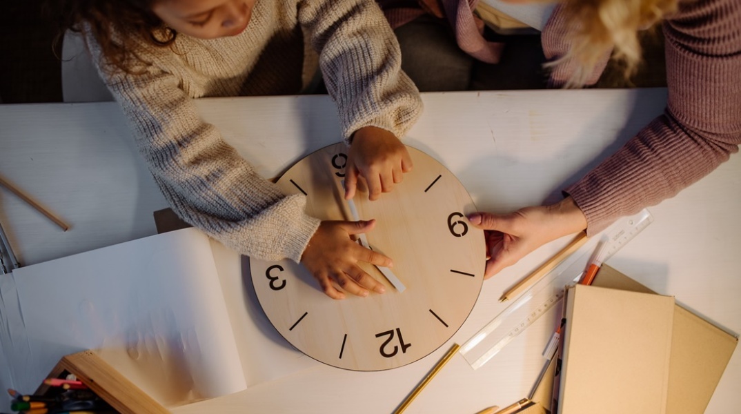 Μητέρα με το παιδάκι της αλλάζουν την ώρα σε ρολόι