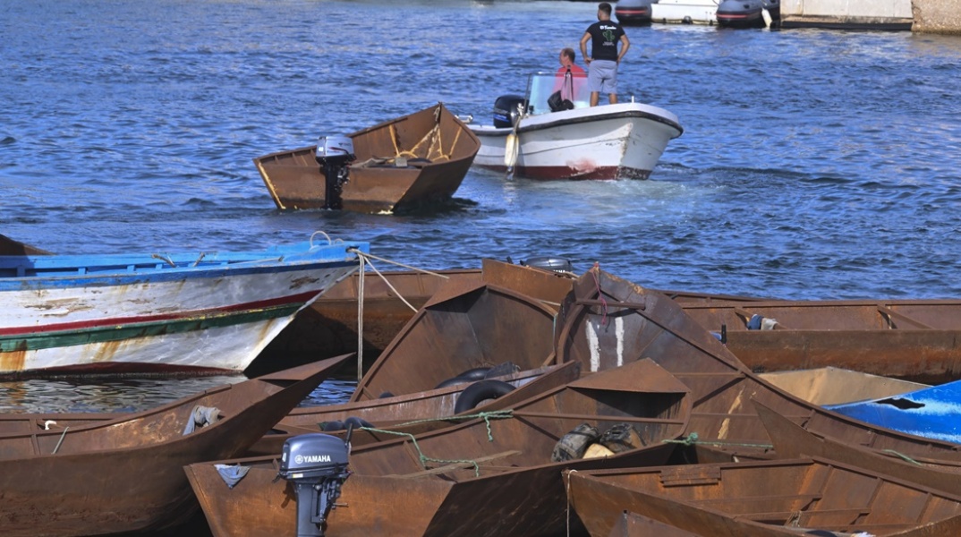 Πλοιάρια σκουριασμένα που μετέφεραν πρόσφυγες και μετανάστες αγκυροβολημένα στο λιμάνι  της Λαμπεντούζα