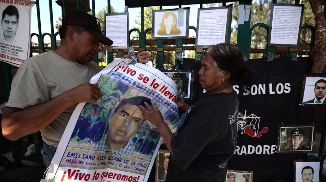 Οικογένειες αγνοουμένων αναρτούν τις φωτογραφίες των δικών τους προσώπων προσδοκώντας ότι θα έχουν νέα τους