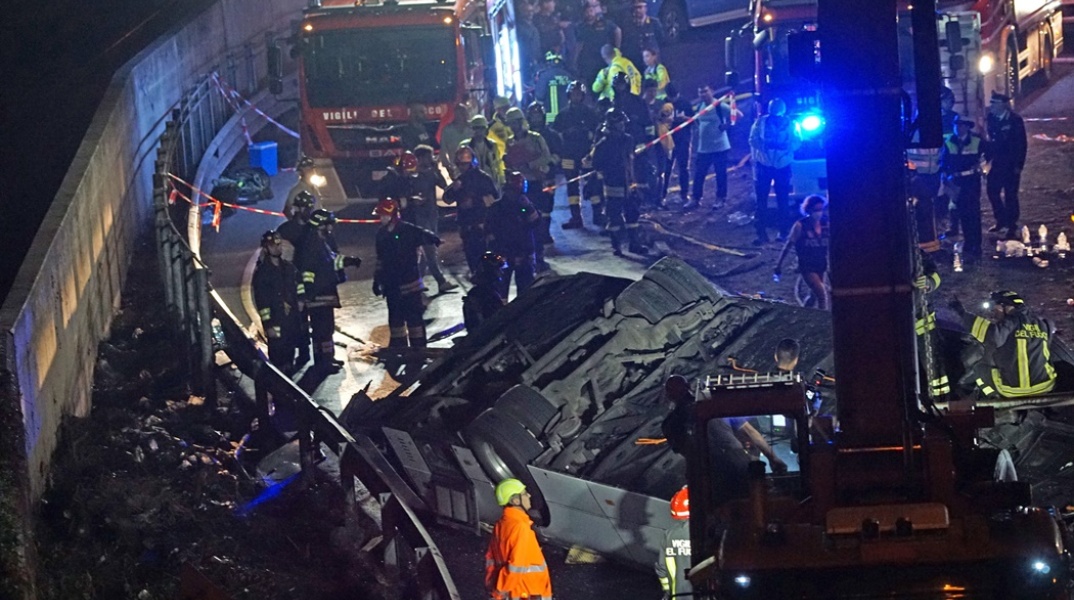 Πυροσβέστες κοντά στα συντρίμμια του λεωφορείου που έπεσε από οδογέφυρα στη Βενετία