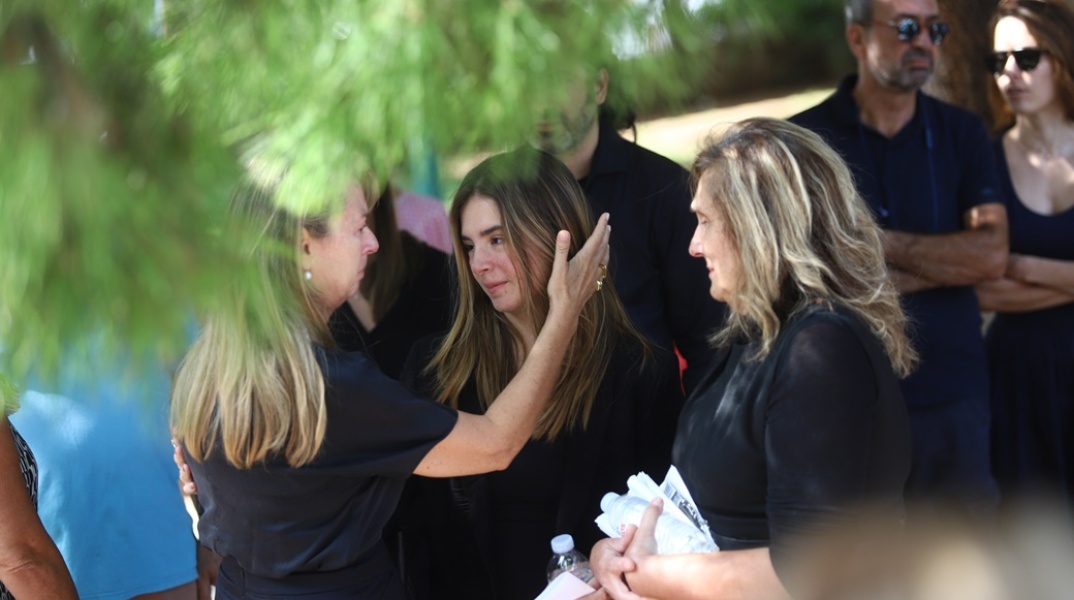 Η σύζυγος και η κόρη του Γιάννη Ιωαννίδη δέχονται τα συλλυπητήρια από συγγενείς και φίλους του σπουδαίου κόουτς