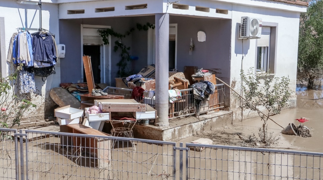 Σπίτι που έχει υποστεί ζημιές από την κακοκαιρία Daniel 