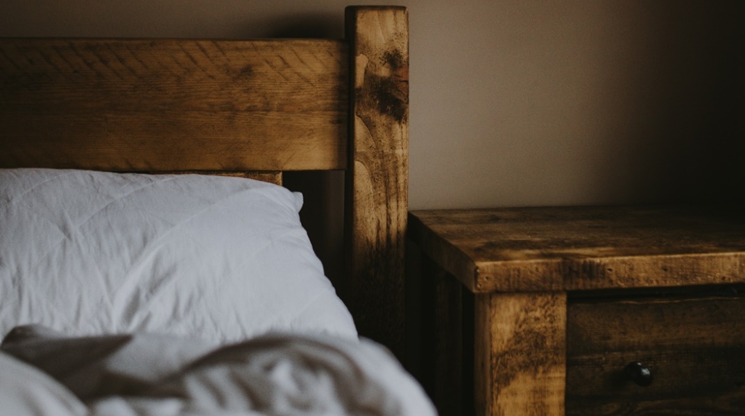 Κρεβάτι και κομοδίνο 