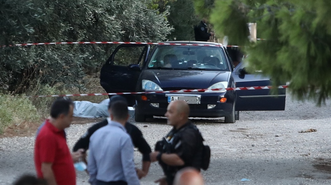 Στιγμιότυπο από τη σκηνή του εγκλήματος με τους έξι νεκρούς στη Λούτσα - Αποκλεισμένο το σημείο, κορδέλες της αστυνομίας και με ανοιχτές τις πόρτες το όχημα των θυμάτων