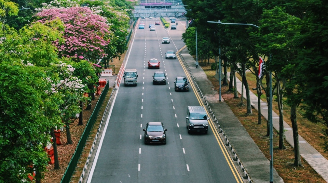 Δρόμος με αυτοκίνητα στη Σιγκαπούρη