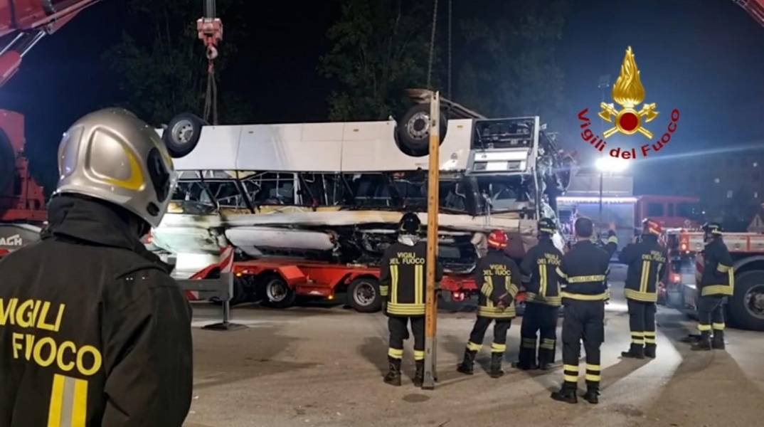 Οι αρχές σηκώνουν το λεωφορείο από το σημείο της πτώσης στη Βενετία