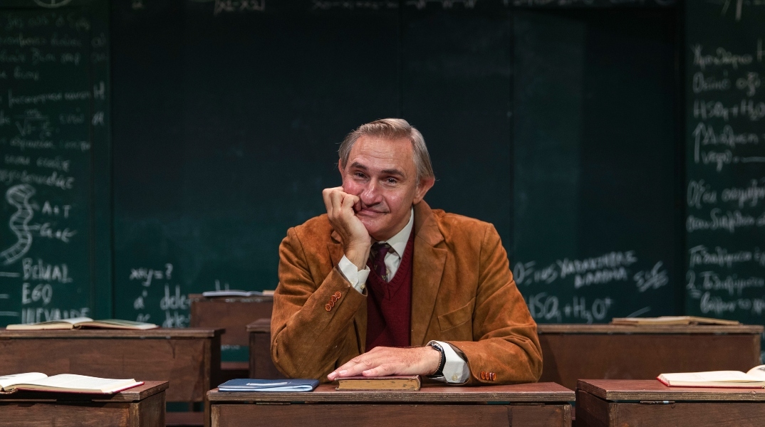 Ο Άκης Σακελλαρίου στην παράσταση «Ο Κύκλος των χαμένων ποιητών» 