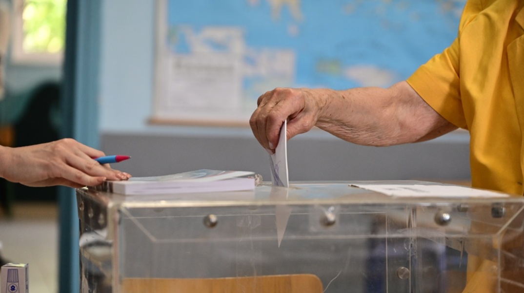 Ψηφοδέλτιο πέφτει στην κάλπη των εκλογών