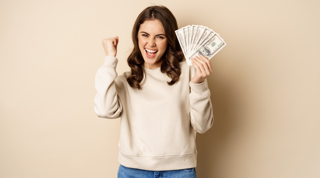 γυναίκα που κερδίζει λεφτά