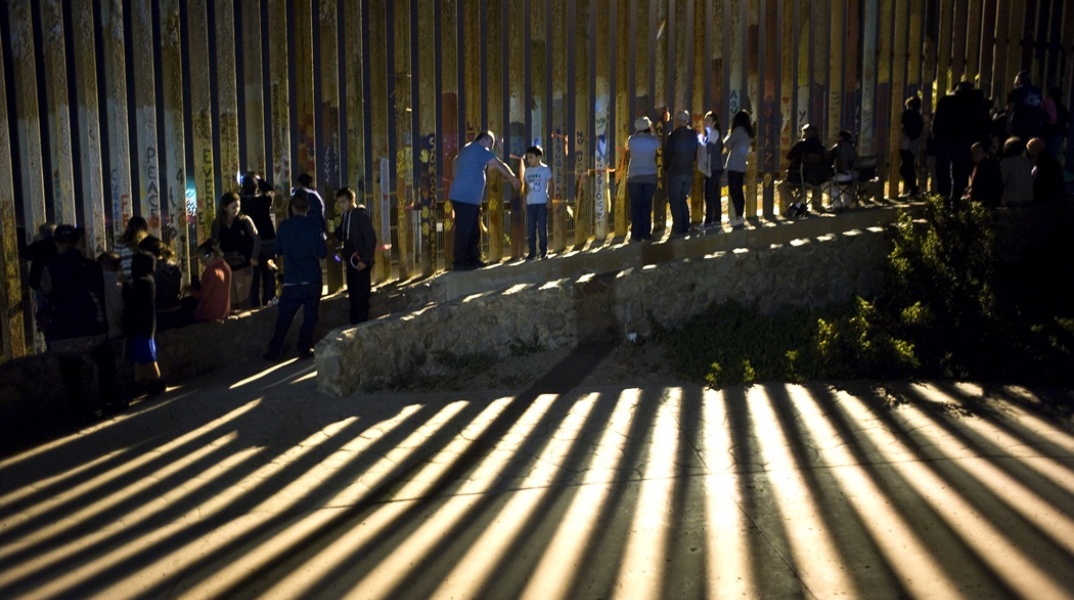 Πολίτες στο τείχος στα σύνορα ΗΠΑ με το Μεξικό