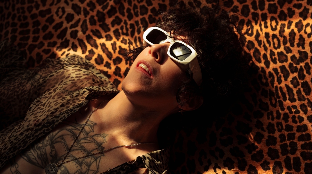 LP: Συνέντευξη για το νέο άλμπουμ «Love Lines», τη μουσική, τη συνεργασία με το Pride της Πράγας, τη ζωή και τις διακρίσεις.