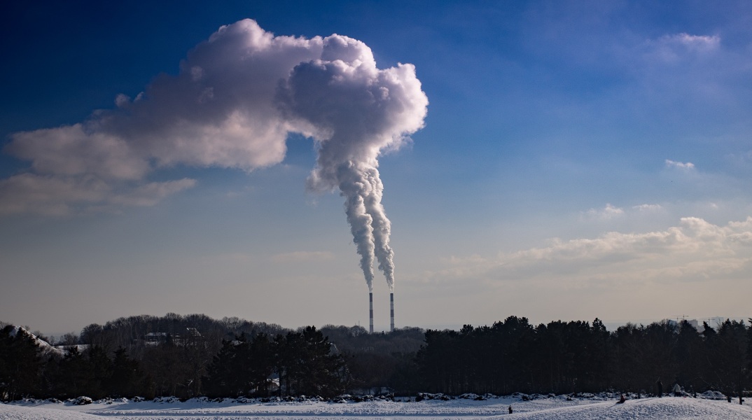 Κλιματική κρίση: Την καθιέρωση ελάχιστου παγκόσμιου φόρου στις εκπομπές διοξειδίου του άνθρακα προτείνει το Διεθνές Νομισματικό Ταμείο.